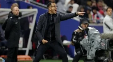 ليام روسينيور مدرب تشيلسي بعقد يصل لـ2032